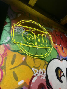 Cartel dentro de local QW Food Truck