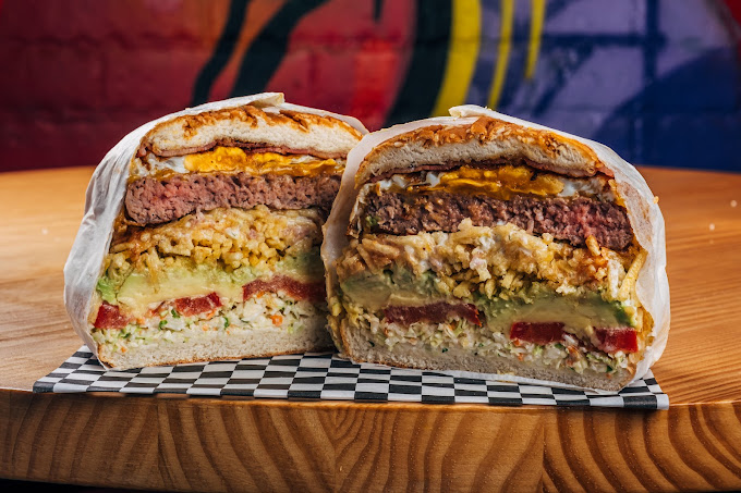 Food truck con las hamburguesas y perritos más deliciosos.