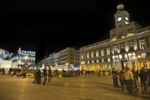 Vista nocturna de la Puerta del Sol en Madrid.