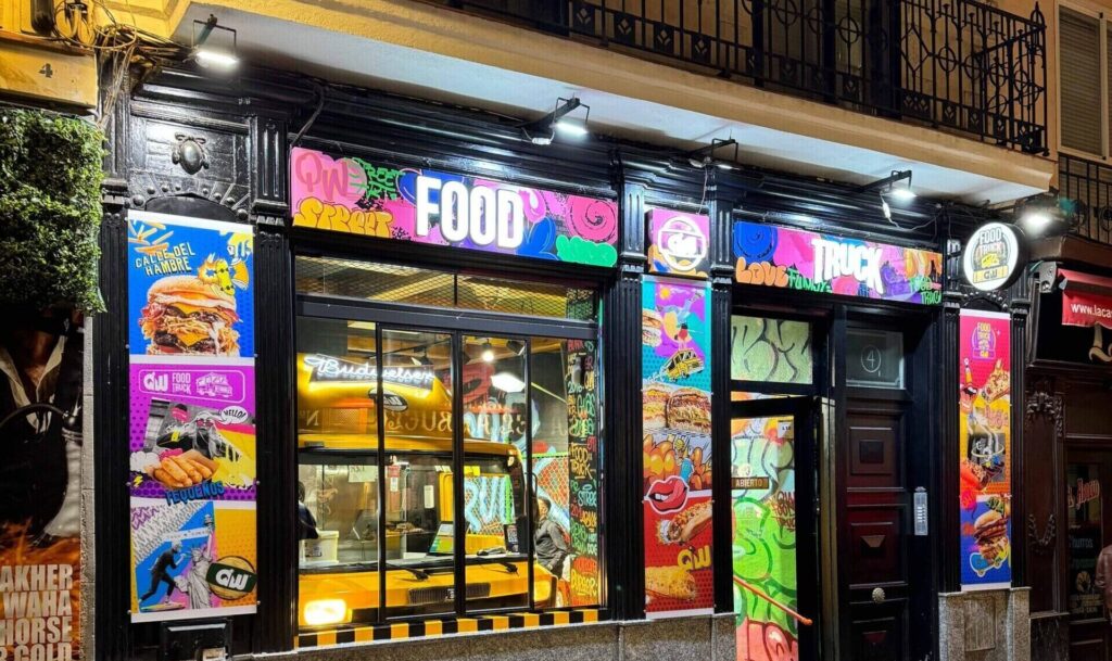 Fachada colorida de QW Food Truck en el centro de Madrid.