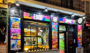Fachada colorida de QW Food Truck en el centro de Madrid.