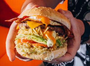 Cliente con hamburguesa QW Food Truck