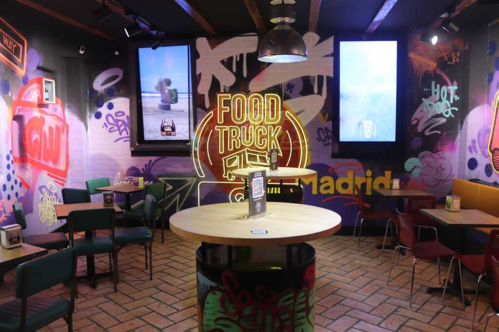 Interior QW Food Truck con estilo urbano