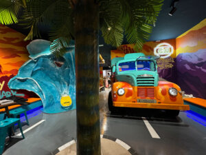 Interior local colorido estilo foodtruck